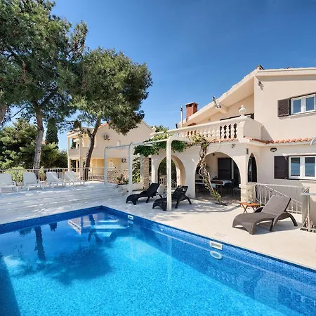 Azur - Comfort, Beachfront, Pool