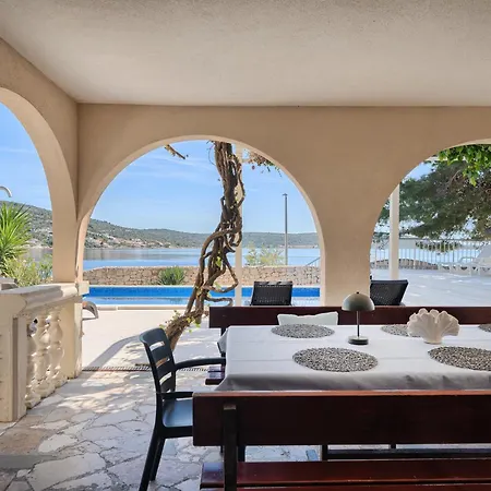 Azur - Comfort, Beachfront, Pool